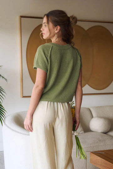V NECK SHORT SLEEVE EXPOSED SEAM SWEATER KNIT TOP