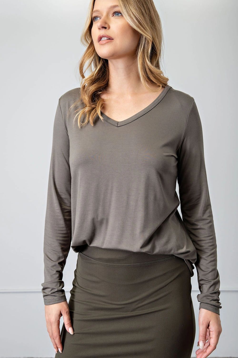 BASIC V-NECK TOP