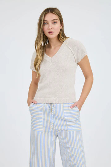 V NECK SHORT SLEEVE EXPOSED SEAM SWEATER KNIT TOP